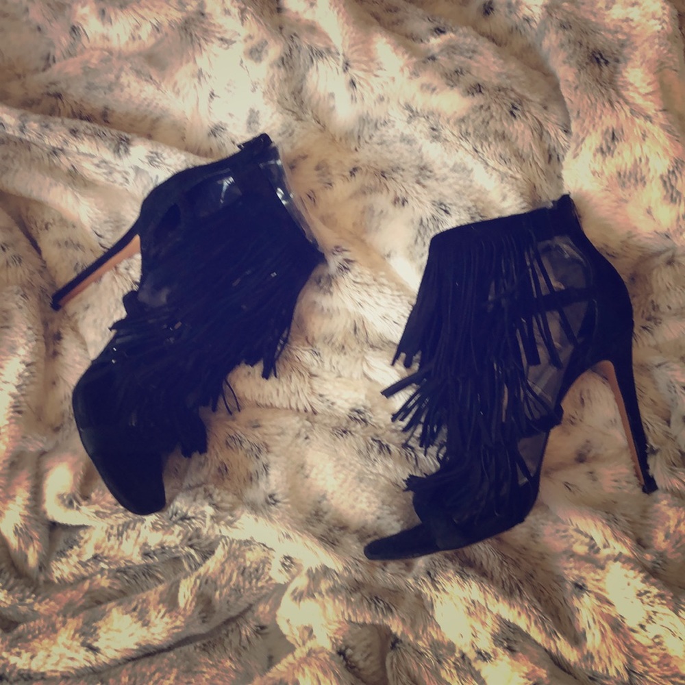 STEVE MADDEN FRINGLY BLACK SUEDE PUMPS